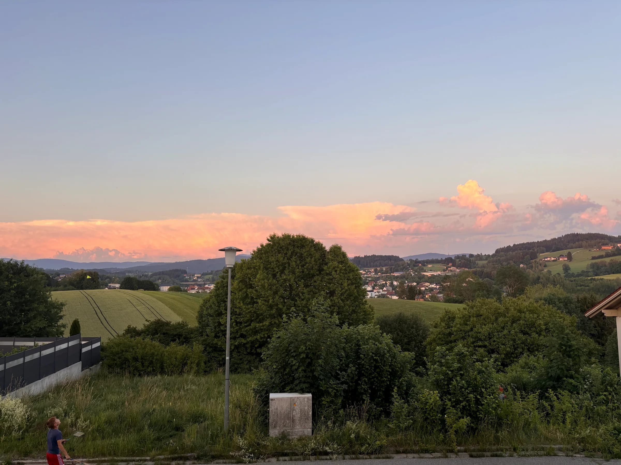 Abendstimmung über Regen und den umliegenden Bergen
