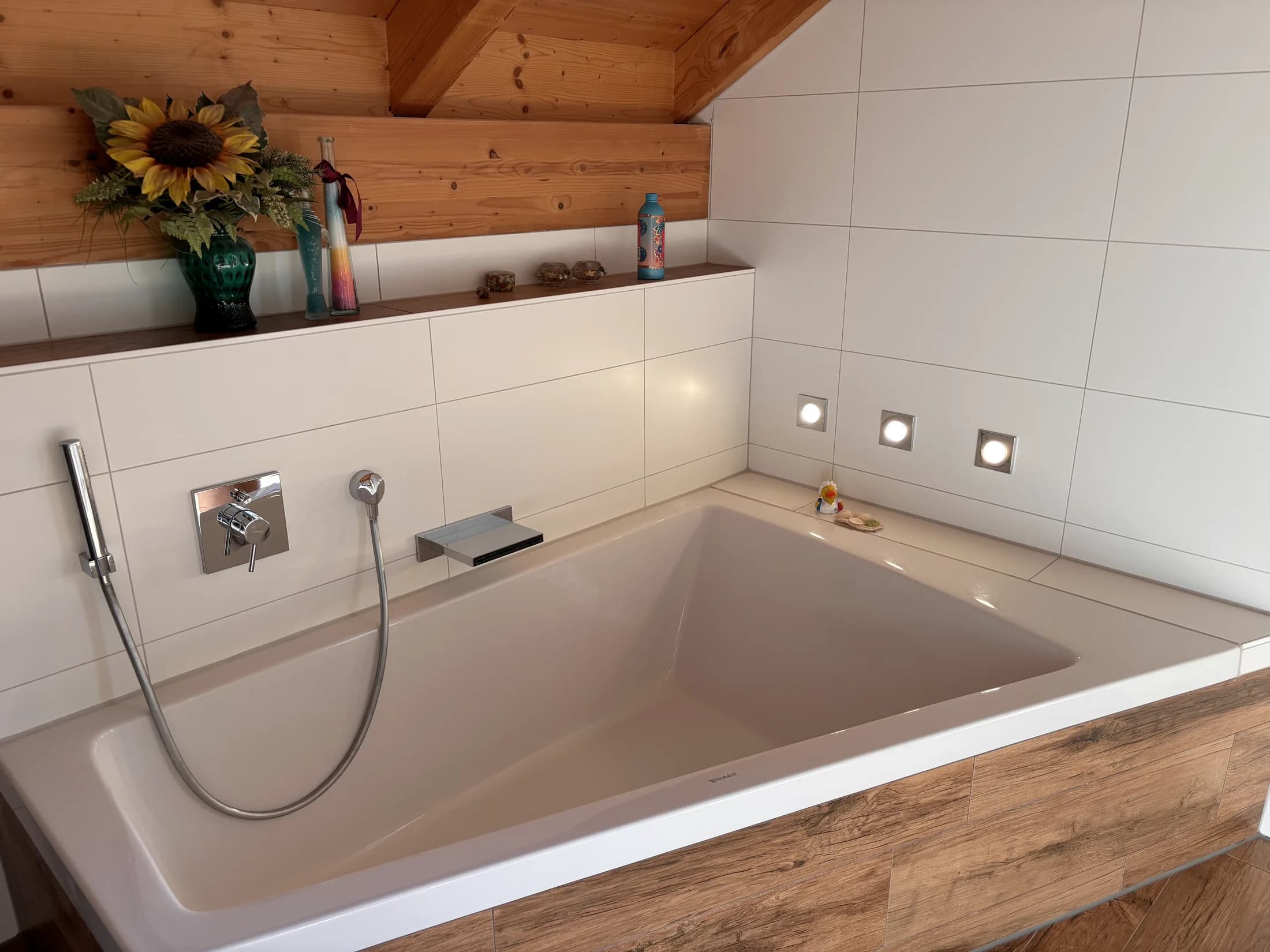 Badewanne mit Holz- und Natursteinakzenten