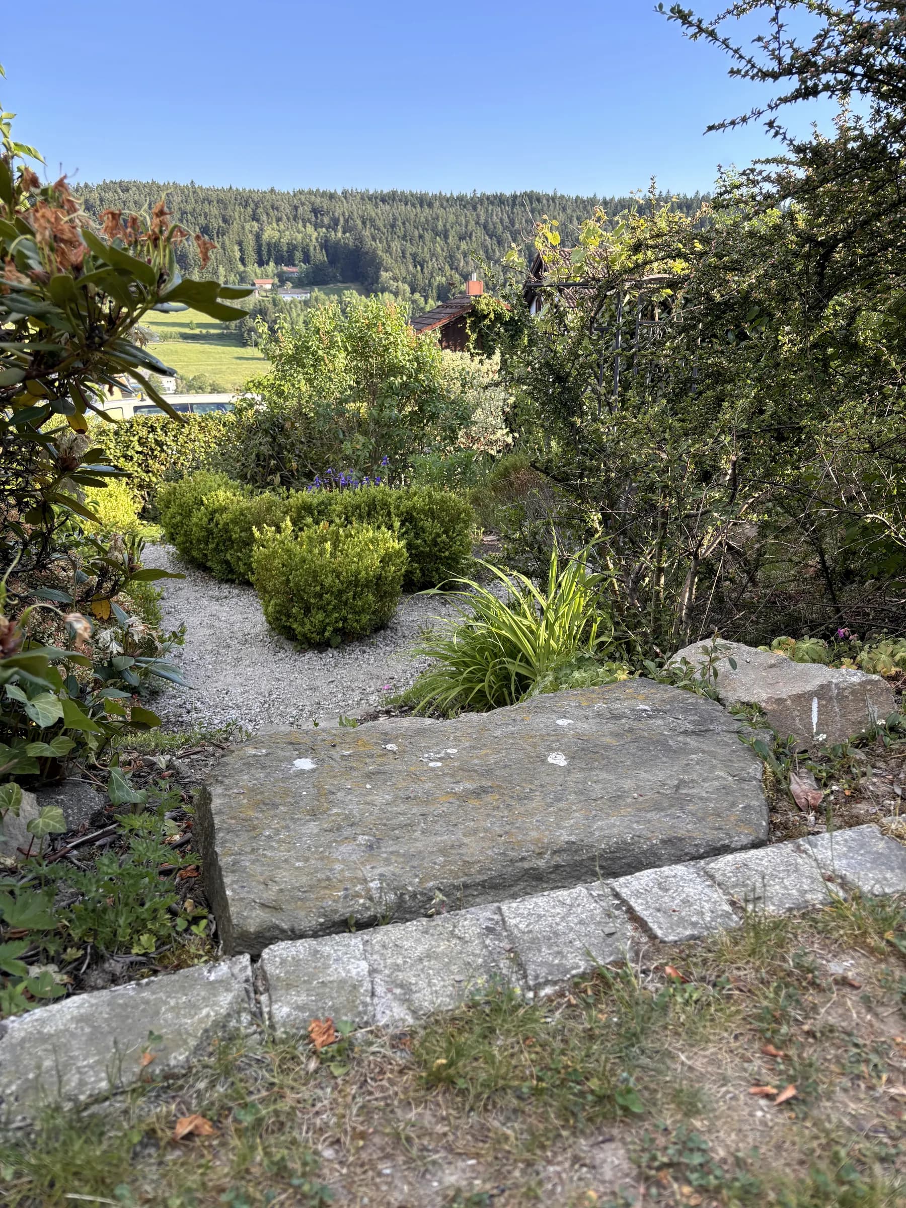 Naturstein und Bepflanzung im Hanggrundstück
