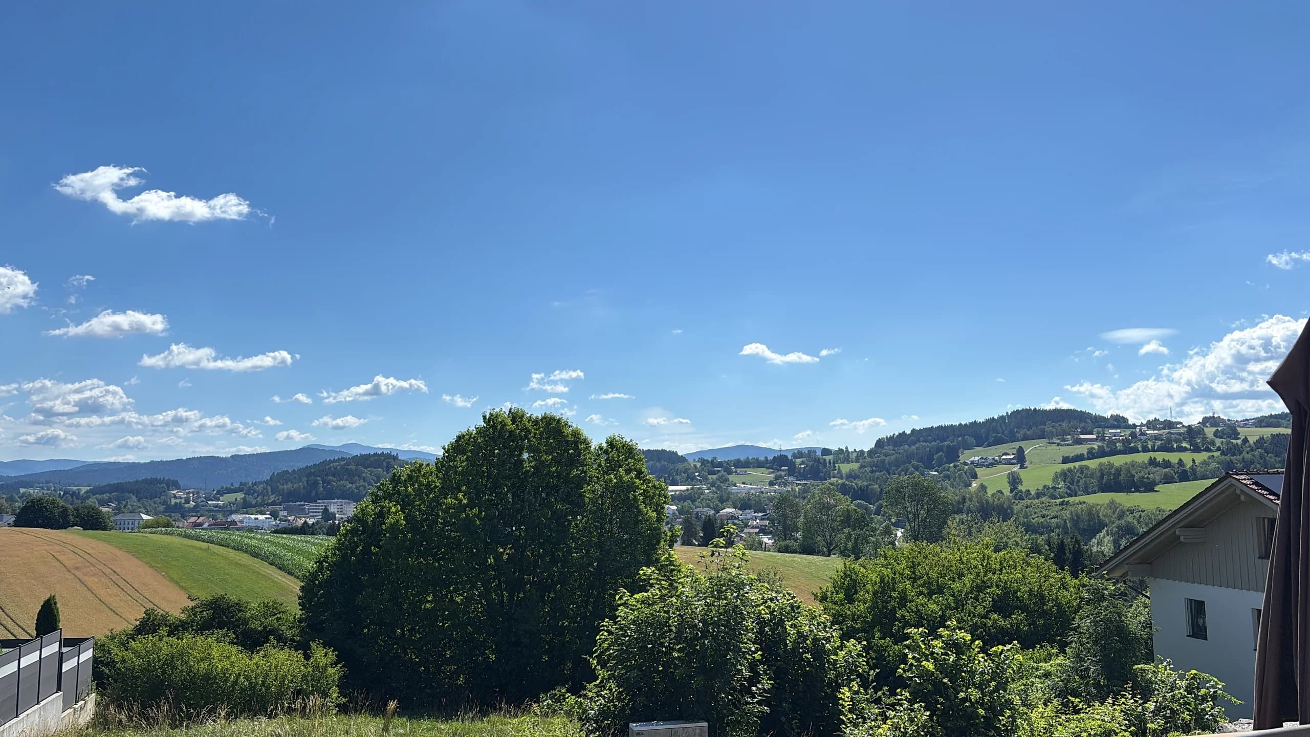 Panoramablick über Regen und die Berge des Bayerischen Waldes
