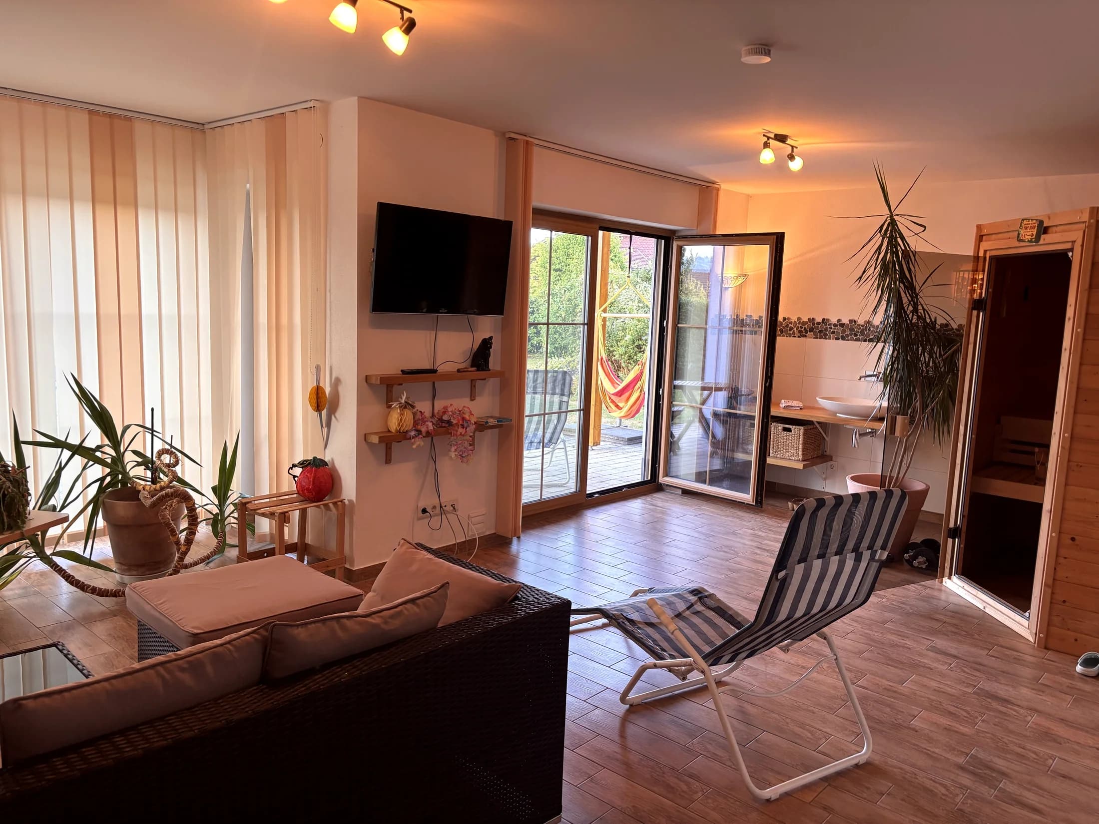Großzügiger Wellnessbereich mit Ruhezone, Sauna und großer Fensterfront